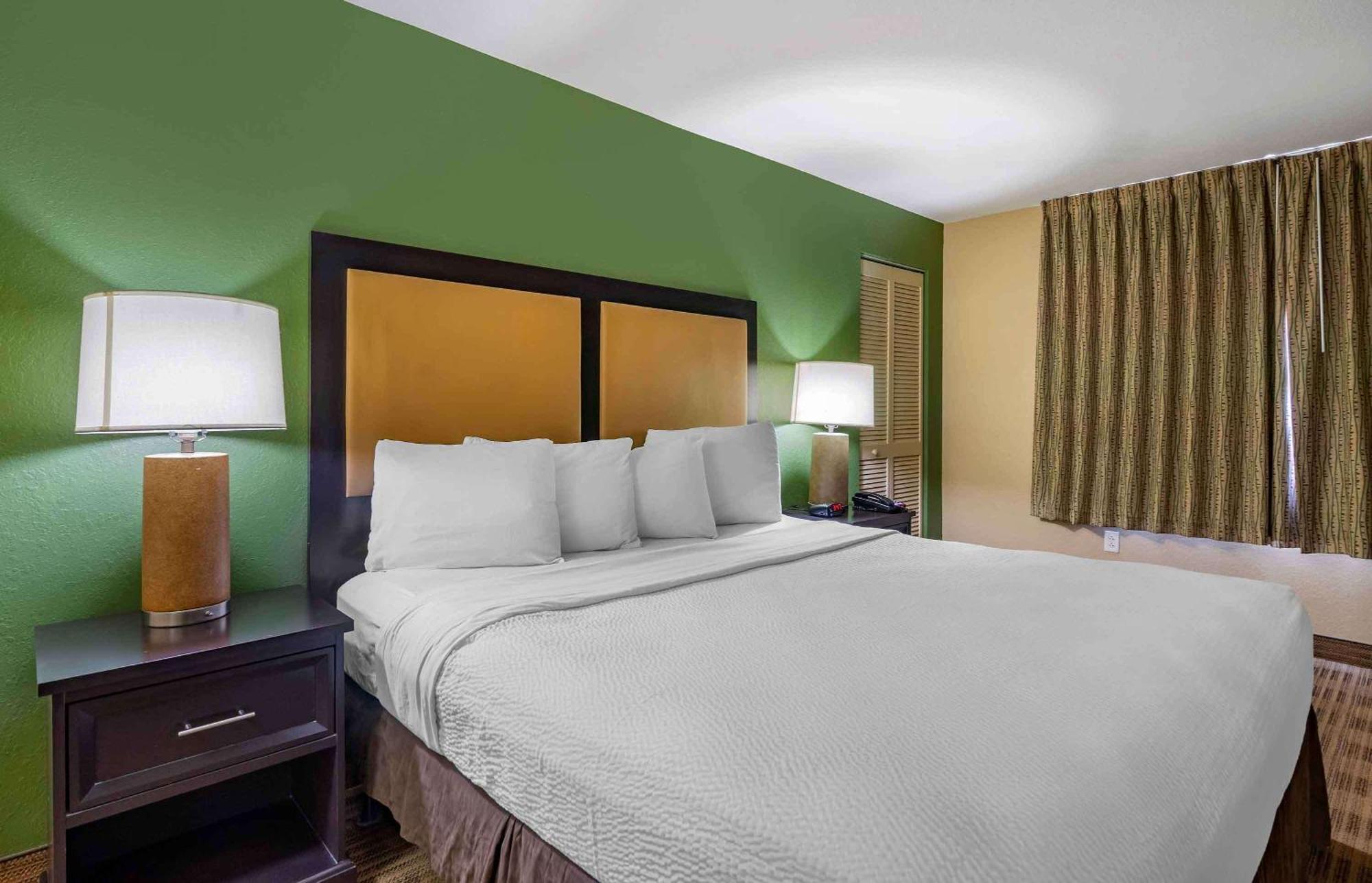Extended Stay America Suites - Tampa - Airport - N Westshore Blvd Екстер'єр фото